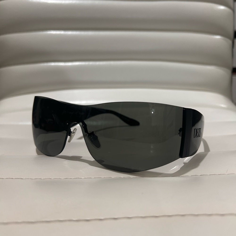 Dezi Sunglasses in style Wrap it up